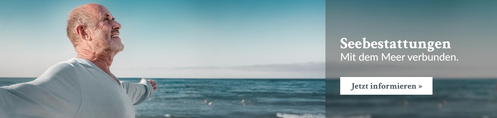Das Bild zeigt einen Senioren mit dem Meer im Hintergrund. Rechts ist ein Text: "Seebestattungen. Mit dem Meer verbunden." und darunter ein Button: "Jetzt informieren."
