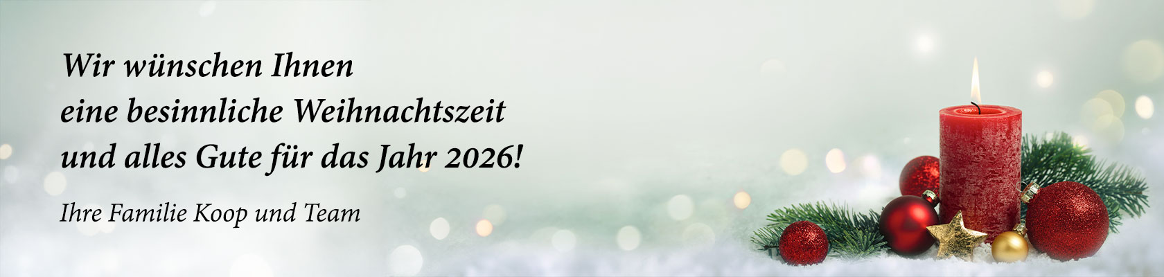 Im Hintergrund sind diffuse Lichtkegel auf hellem Untergrund. Rechts am Rand ist ein weihnachtliches Gesteck mit roter brennender Kerze. Text: Wir wünschen Ihnen eine besinnliche Weihnachtszeit und alles Gute für das Jahr 2026! Ihre Familie Koop und Team