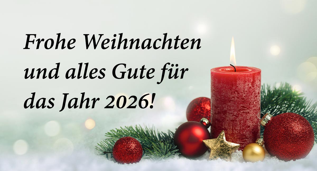 Im Hintergrund sind diffuse Lichtkegel auf hellem Untergrund. Rechts am Rand ist ein weihnachtliches Gesteck mit roter brennender Kerze. Text: Frohe Weihnachten und alles Gute für das Jahr 2026!